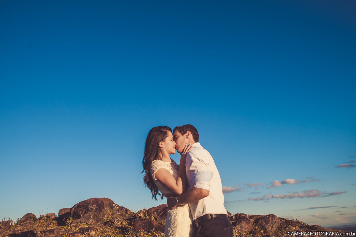 noivos se beijando durante o ensaio pré casamento