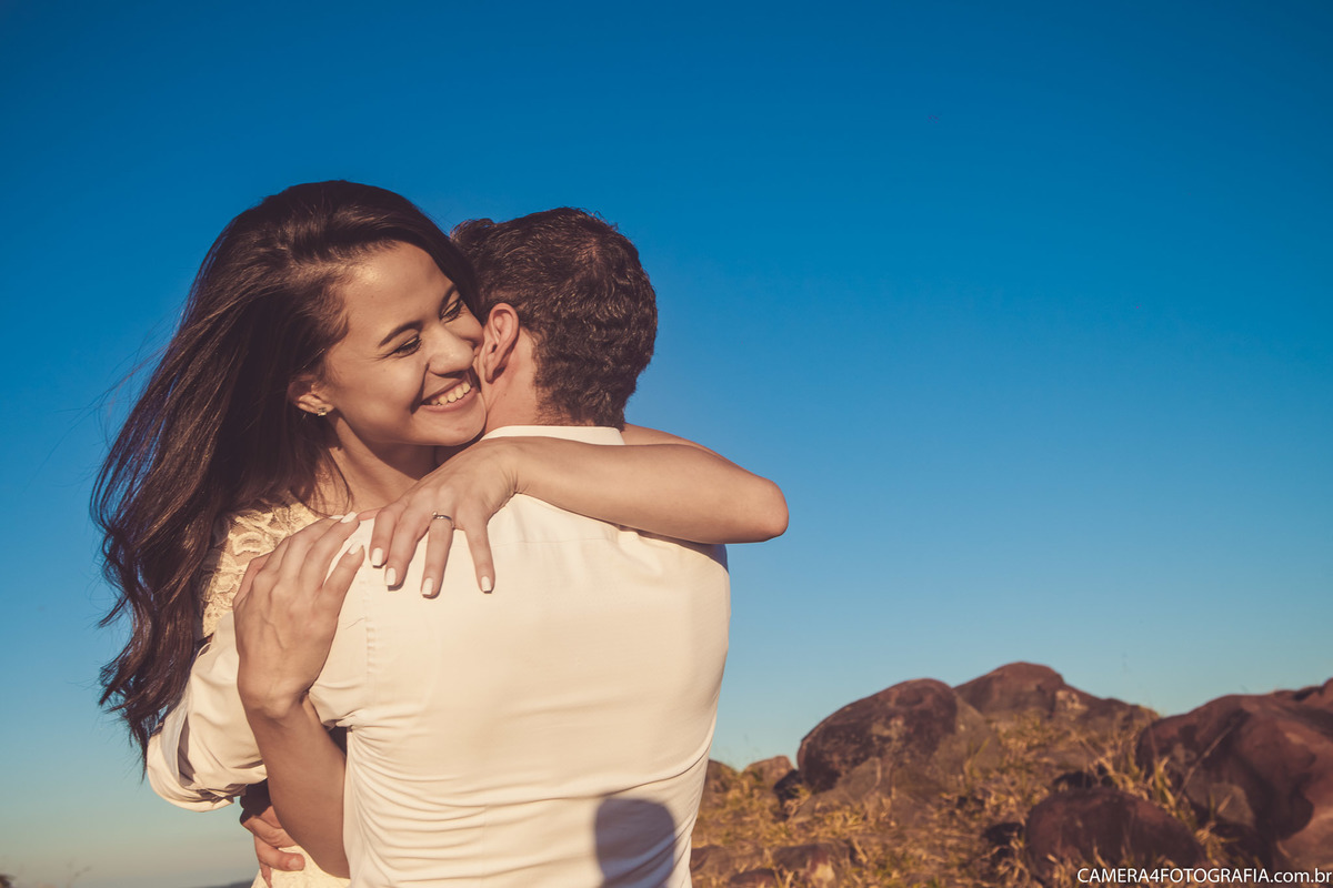 noiva e noivo abraçados durante ensaio pré wedding no morro do gavião