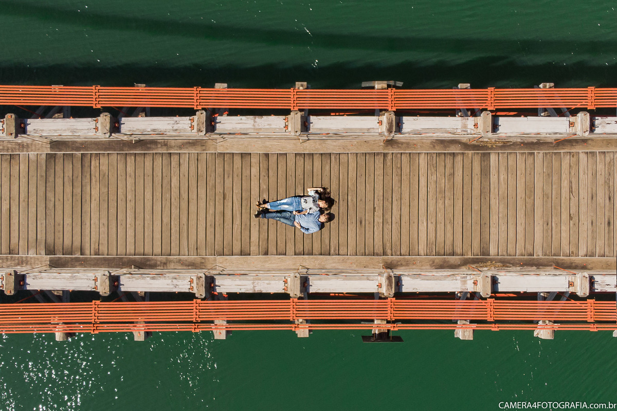 foto de drone na ponte pênsil em chavantes