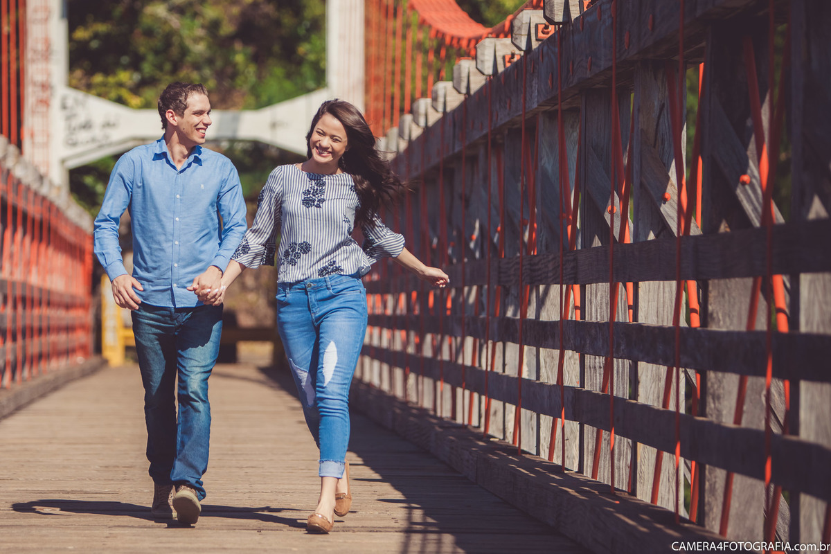 fotoscorrendo durante o ensaio pré wedding na ponte