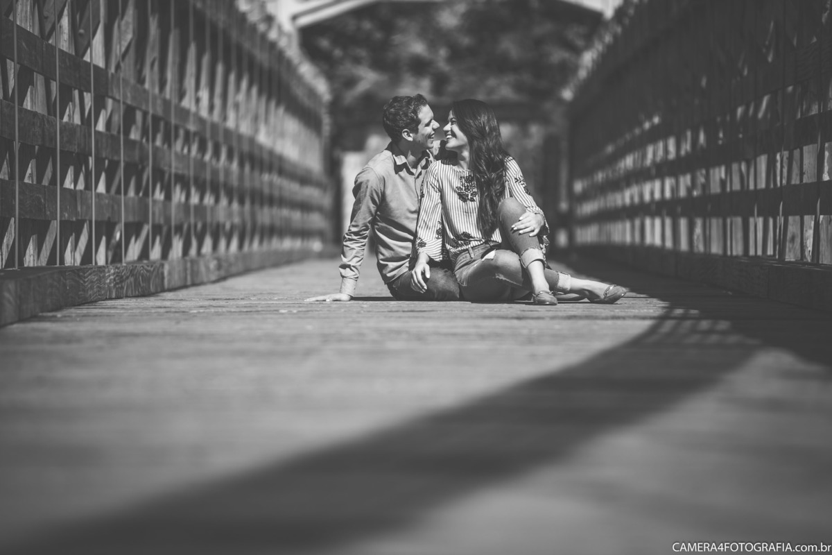 noivos sentados na ponte durante o ensaio pré wedding