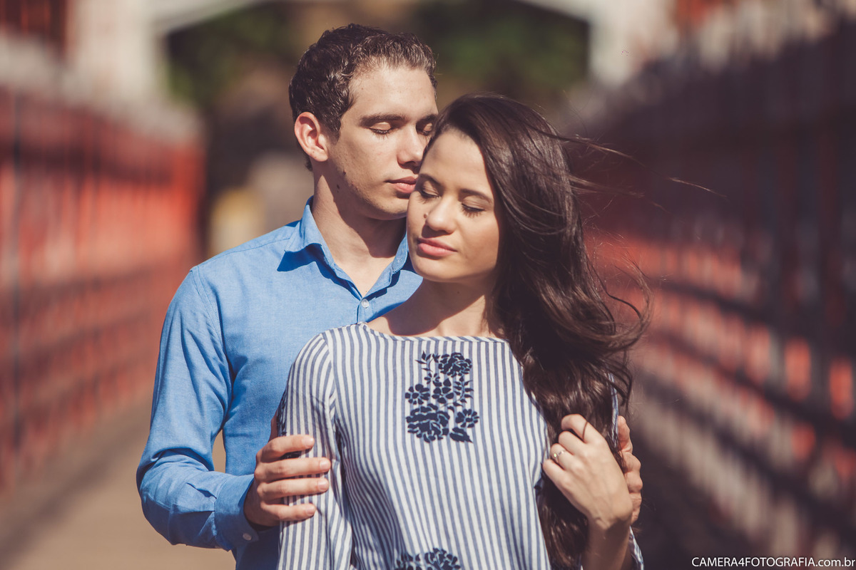noivos abraçados no ensaio pré wedding na ponte pênsil em Ribeirão Claro/pr