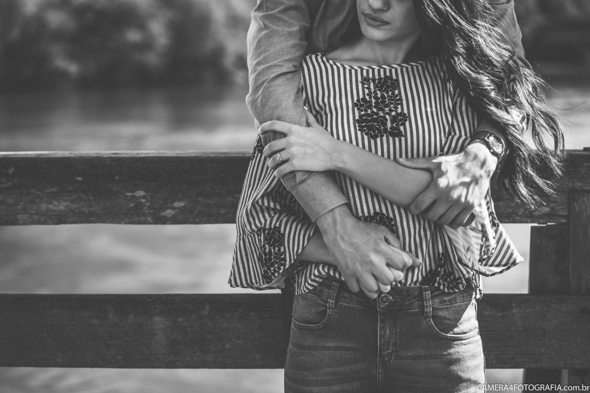 noivos abraçados no ensaio pré casamento no morro do gavião