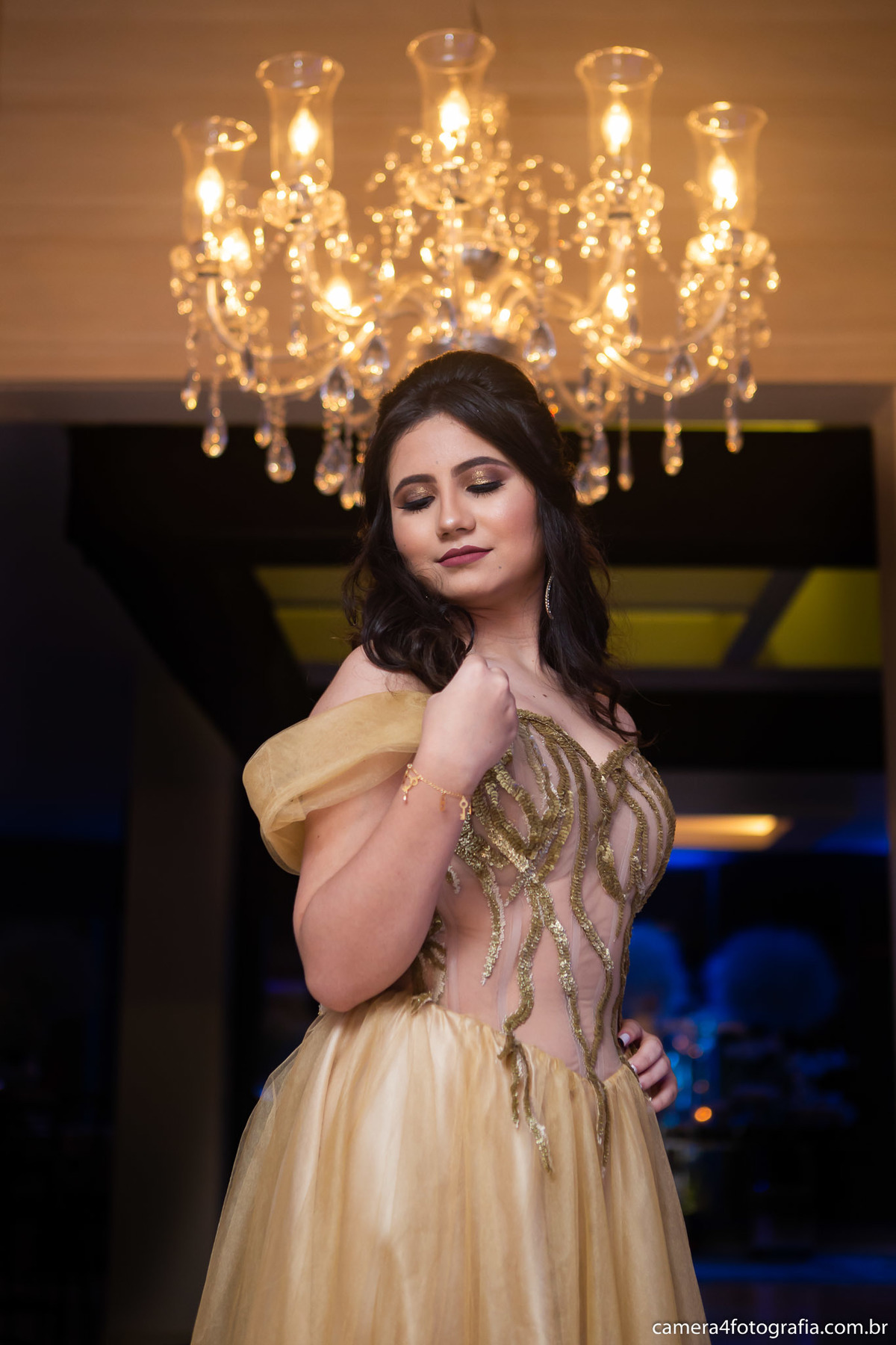 aniversariante posando para foto na decoração de 15 anos