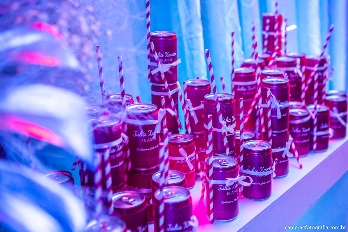 decoração de aniversário de 15 anos da júlia xavier com latas com seu nome