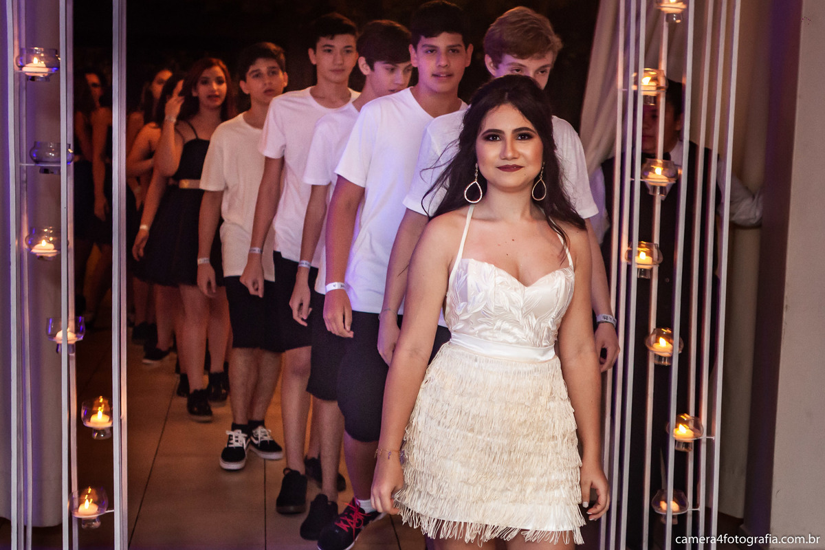 debutante entrando para dançar a coreografia de 15 anos