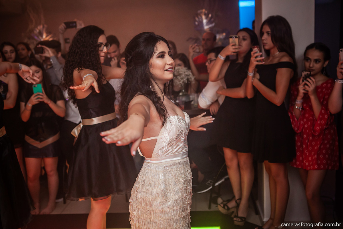aniversariante dançando na sua festa de 15 anos