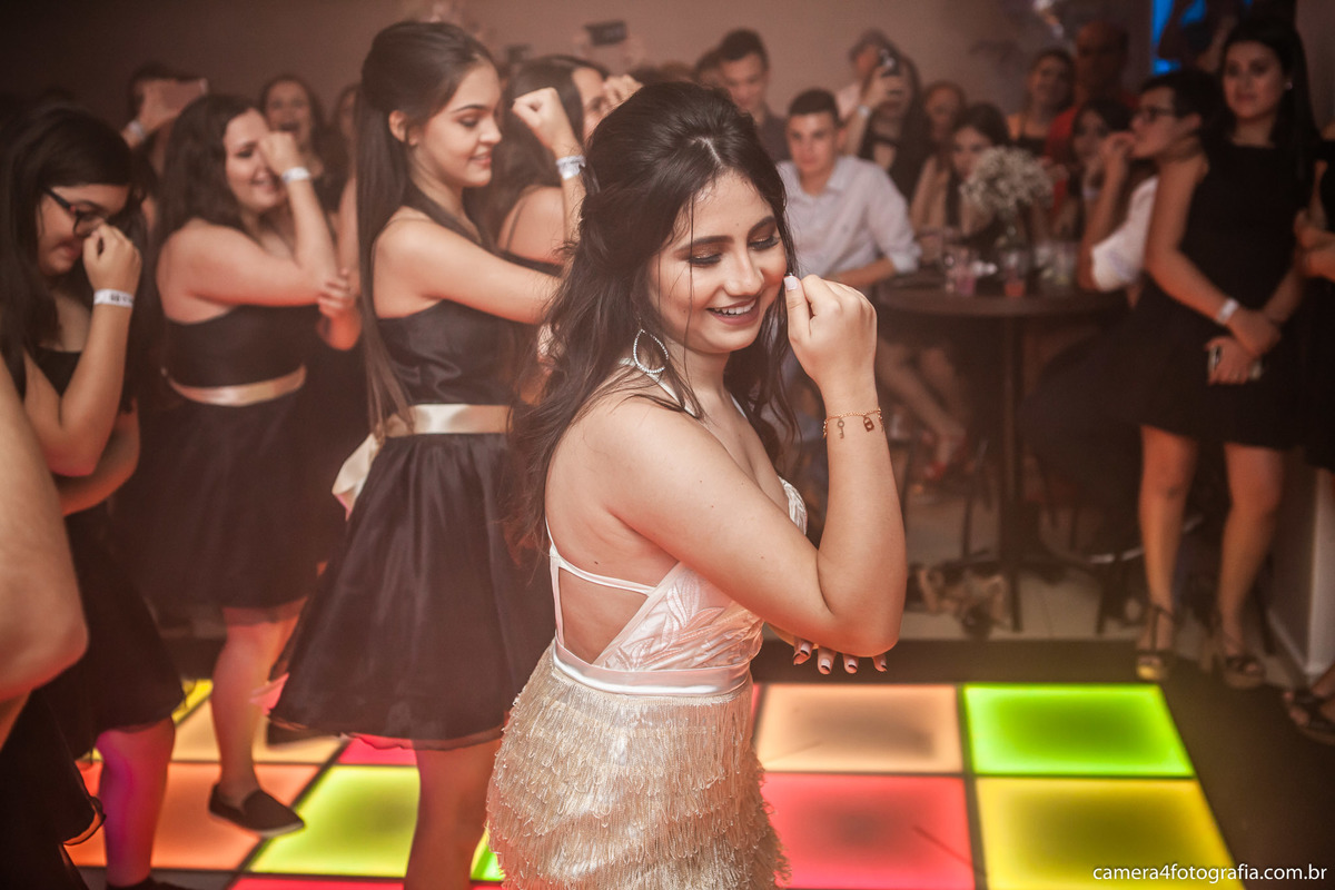 aniversariante dançando na sua festa de 15 anos
