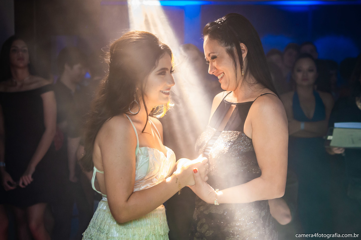 homenagem da mãe para a filha na festa de 15 anos