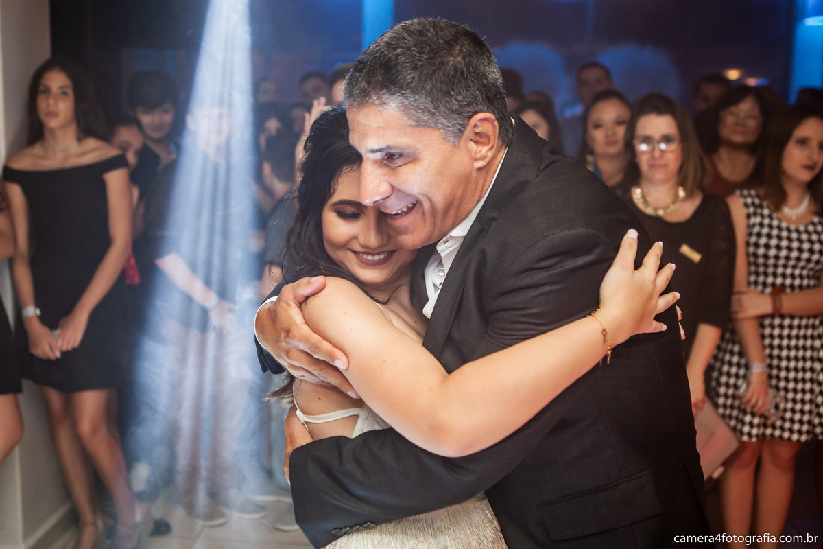 pai colocando o anel na filha de 15 anos durante a festa de aniversário