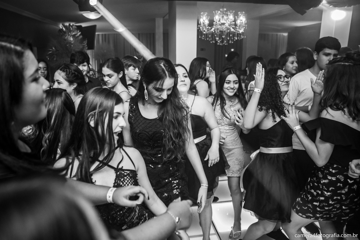 amigas da aniversariante dançando funk na festa de 15 anos