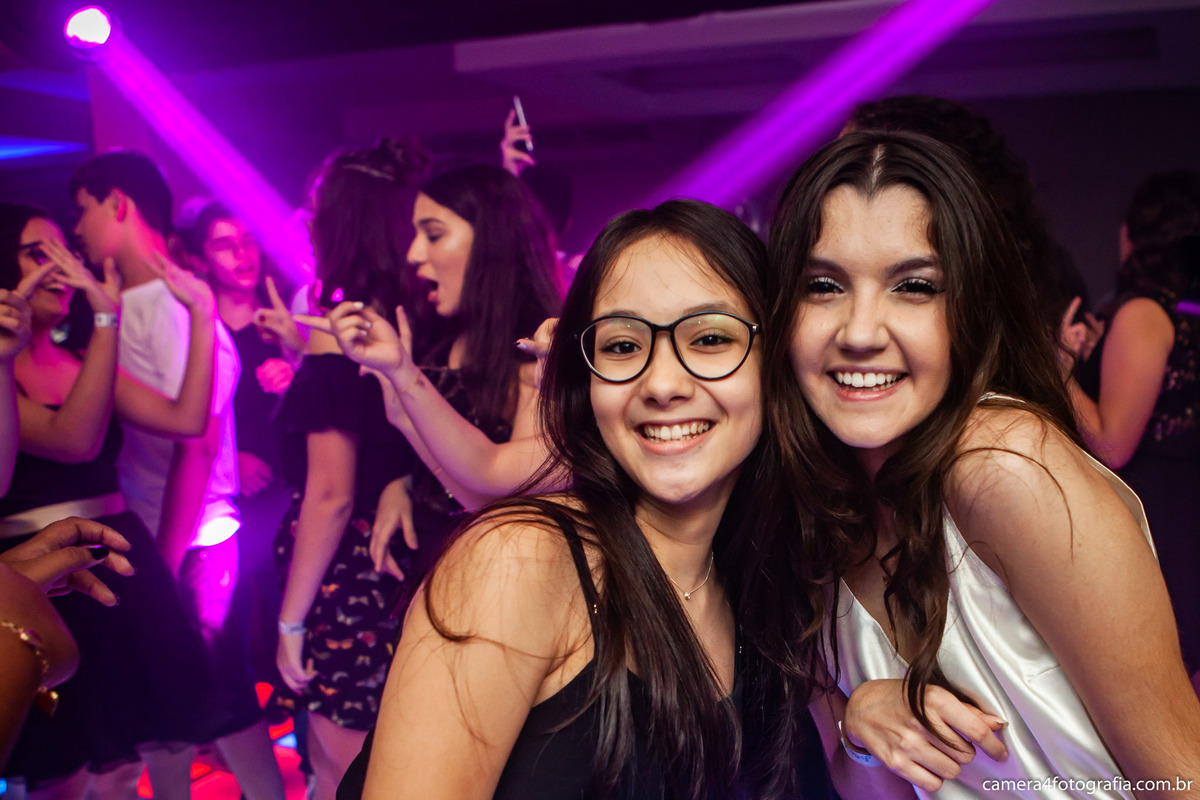 amigas dançando na pista da festa de 15 anos