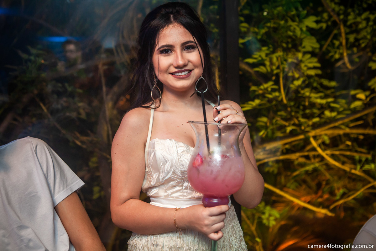 aniversariante com o brinde na festa de 15 anos 