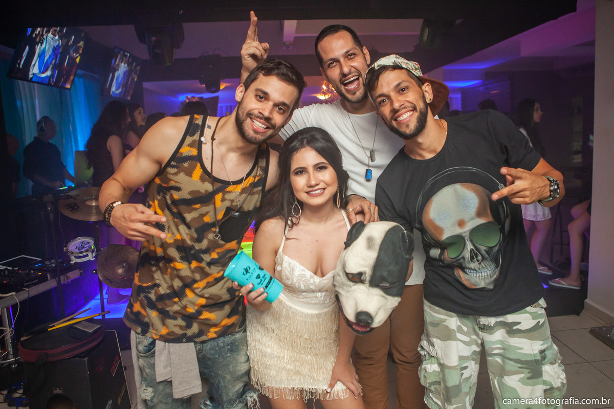 foto da aniversariante com a banda durante a festa do aniversário