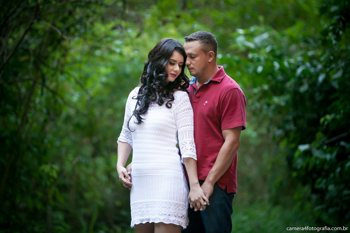 noivos se abraçando durante o ensaio pré wedding na cachoeira