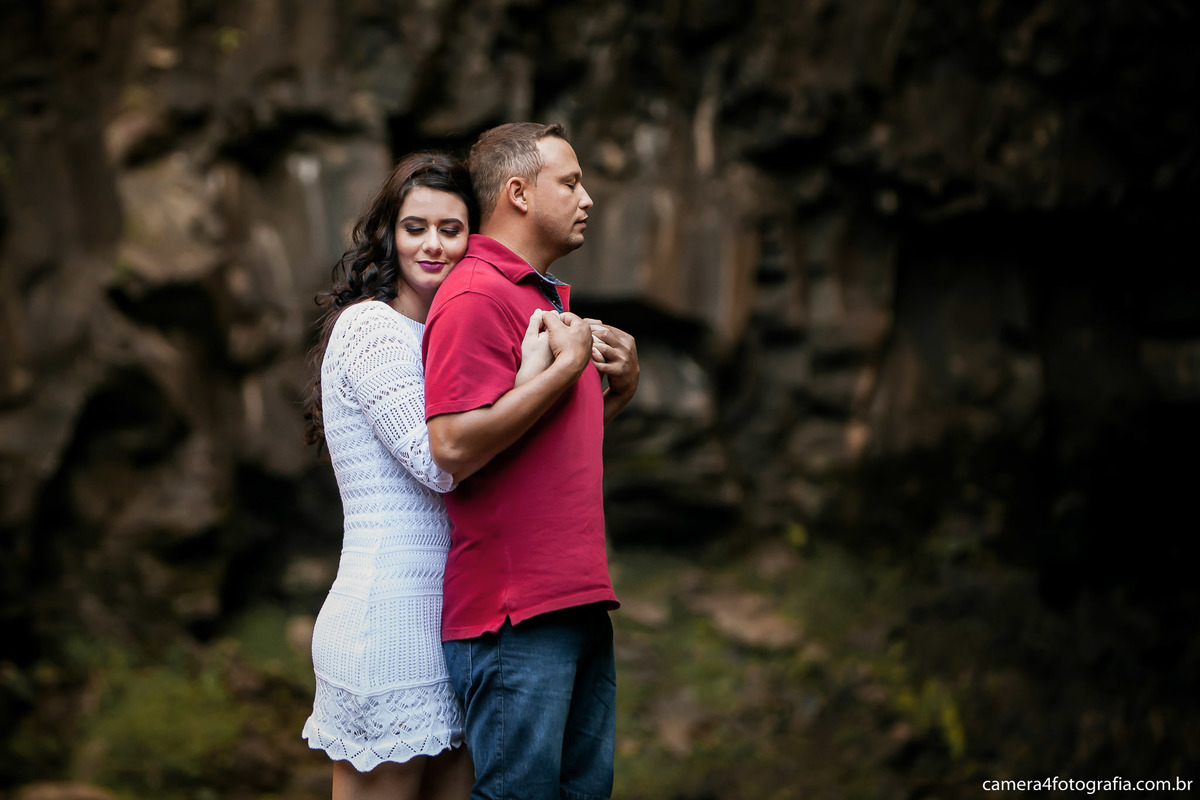 noivos na frente da pedreira durante o ensaio de casamento