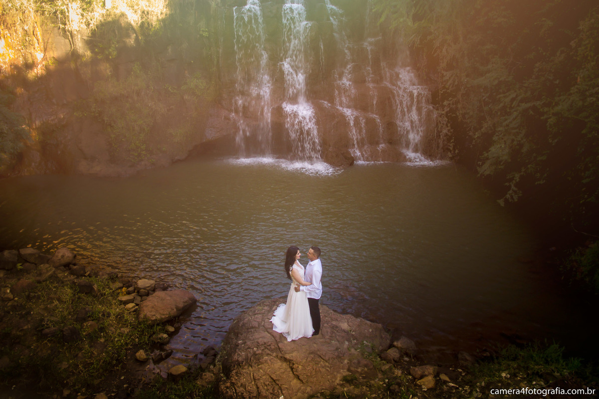 foto de drone durante o ensaio pré wedding na cachoeira