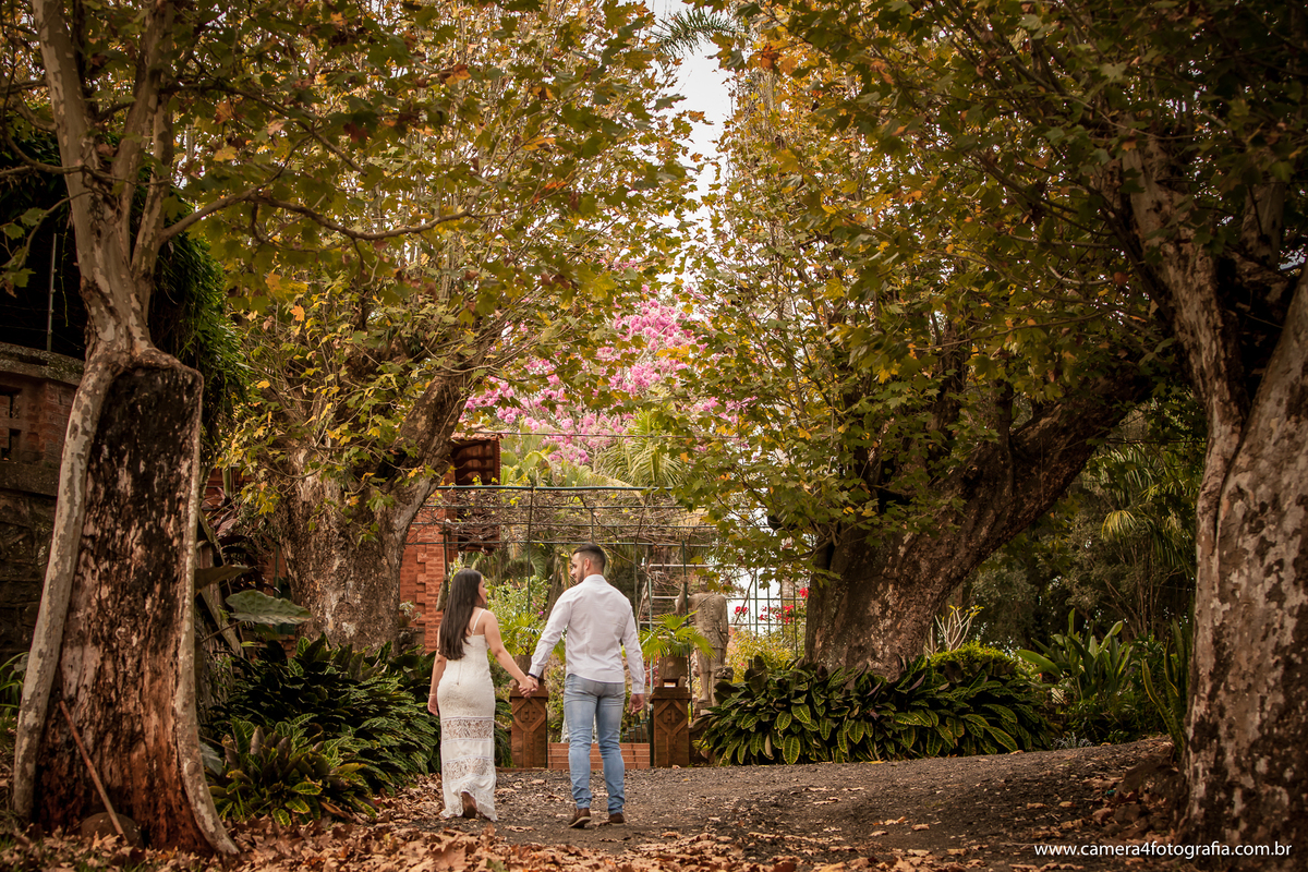 noivos caminhando no Castelo Furlani, durante o ensaio pré casamento