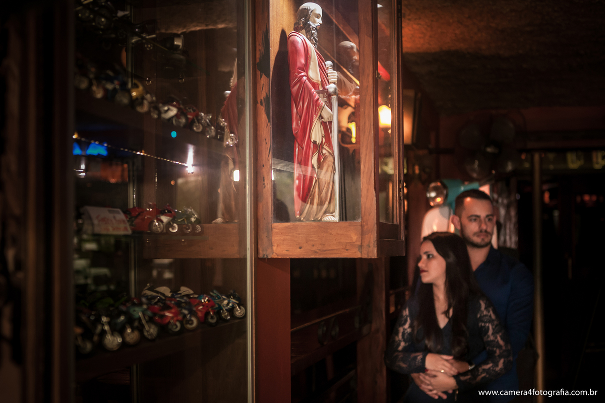 noivos durante o ensaio pré casamento no Bar Sampa em Bauru/SP