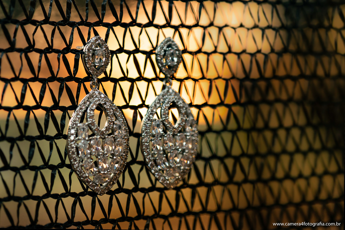 brincos da noiva durante o making of do casamento