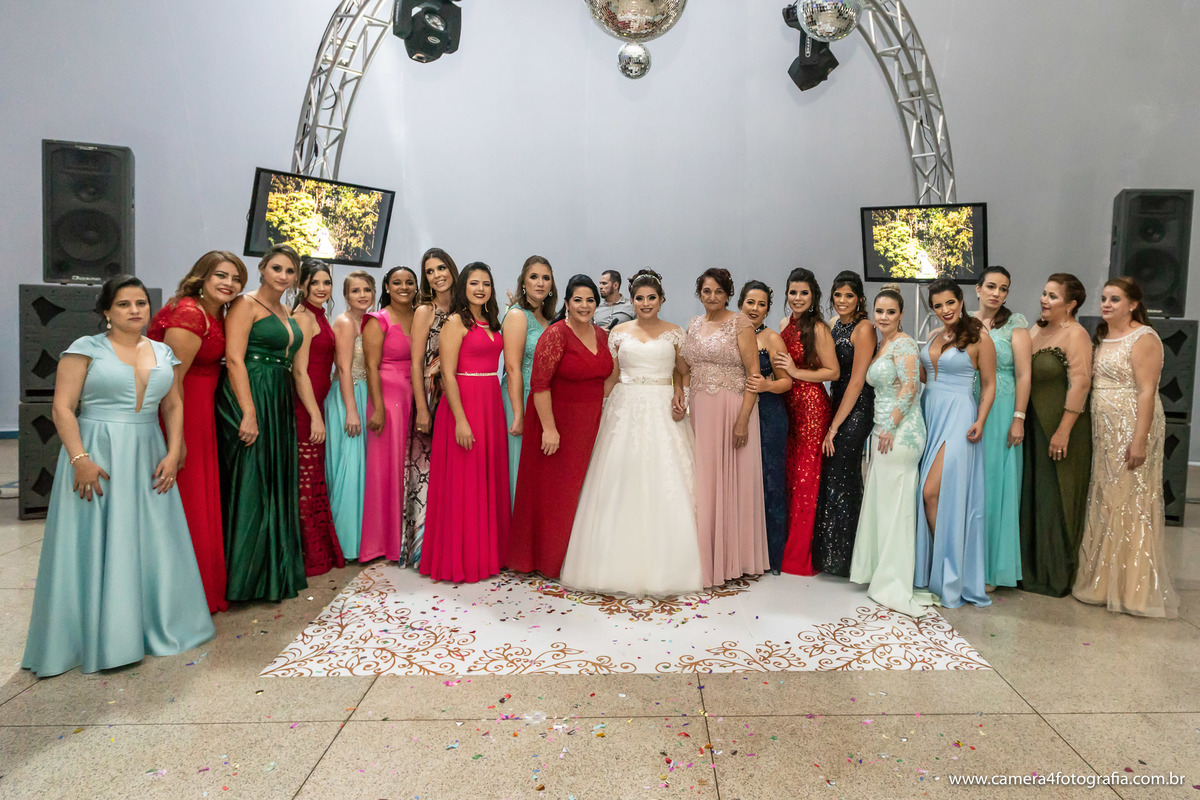 noivas com as madrinhas na festa