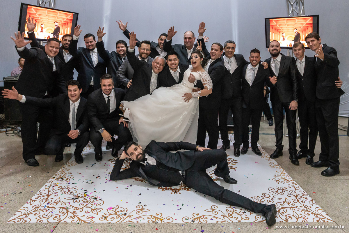 noivos com os padrinhos na festa