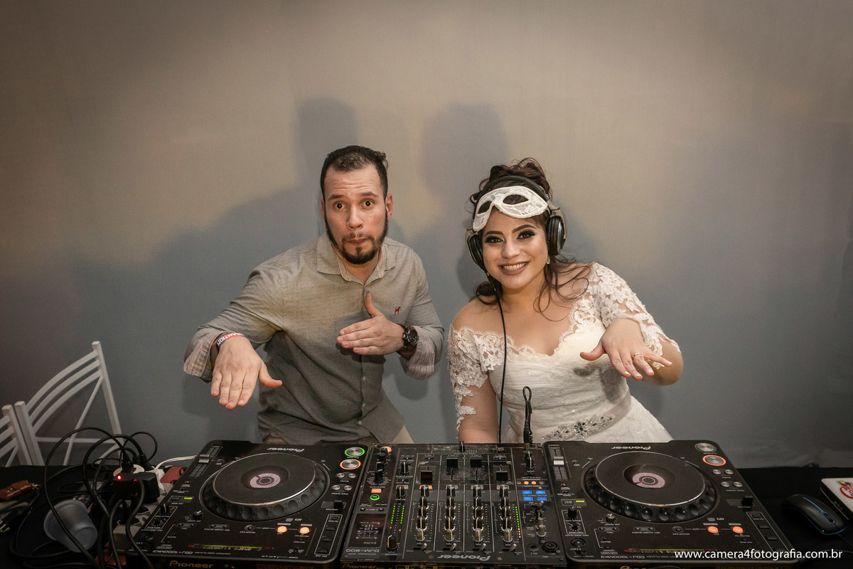noiva com o dj no casamento