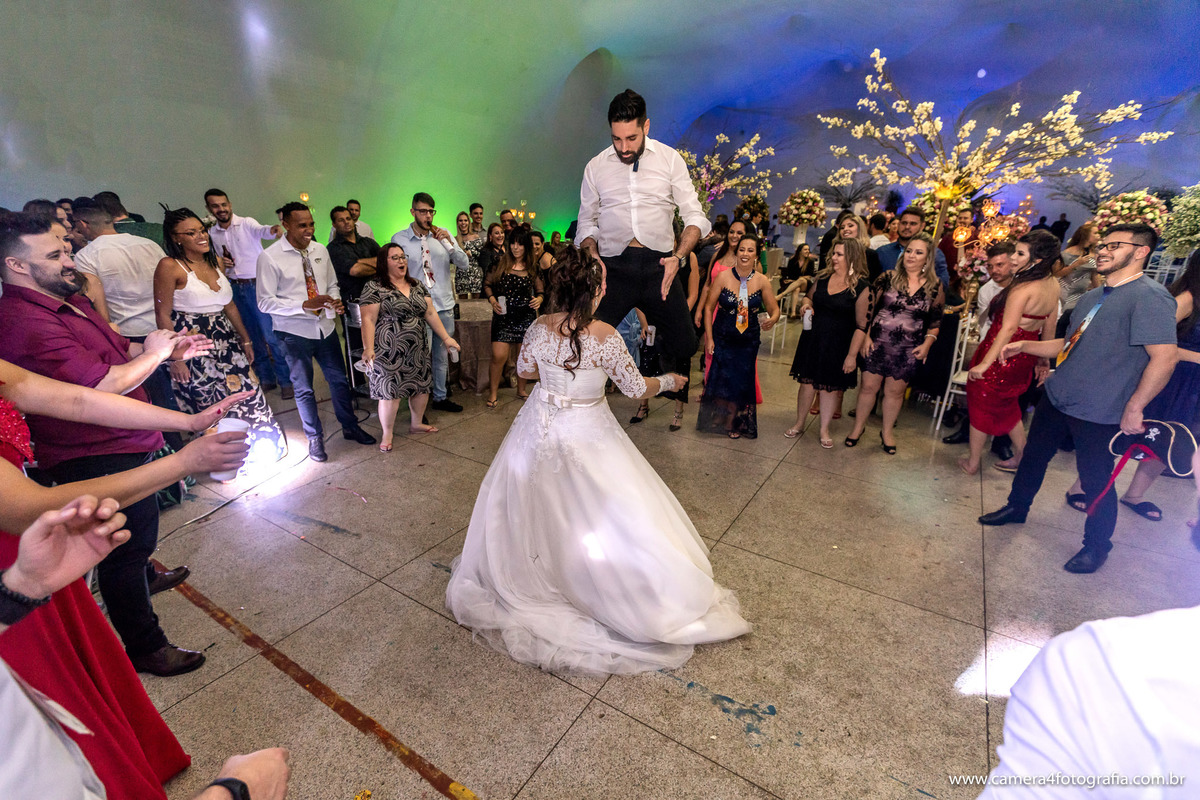 noivos sarrando durante o casamento