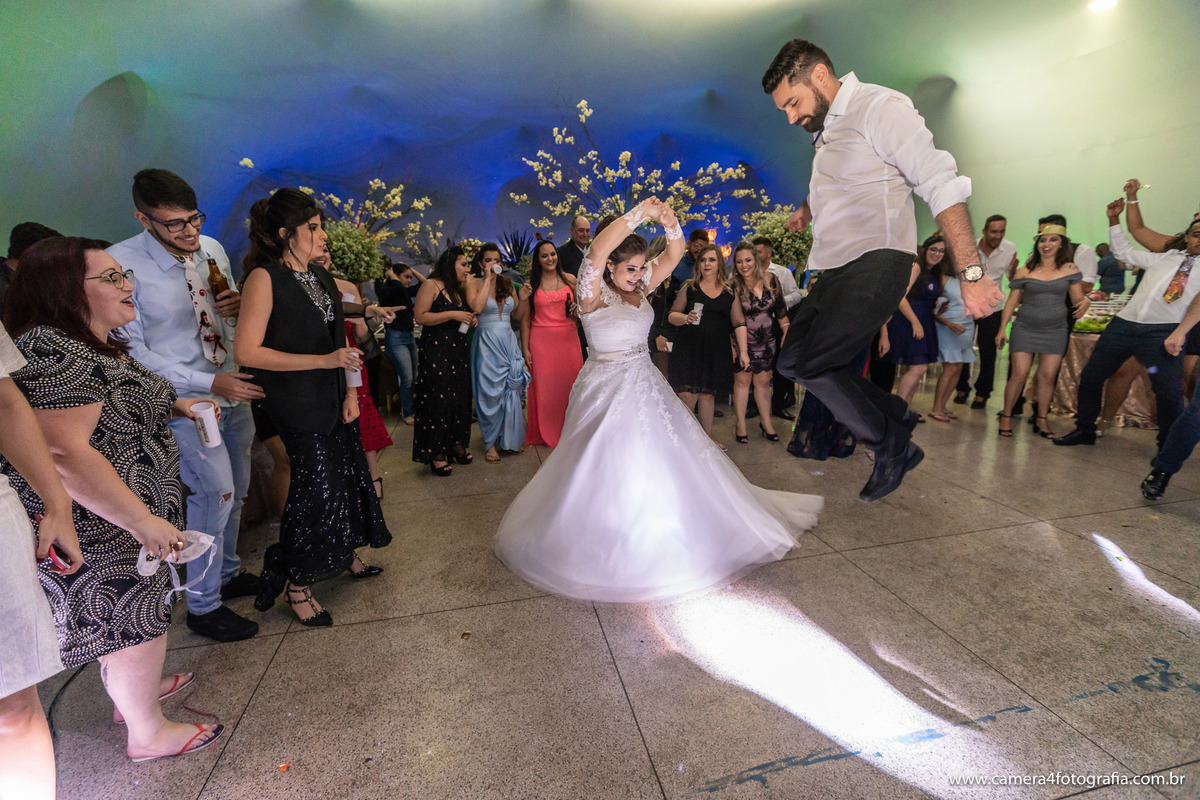 noivos dançando durante o casamento