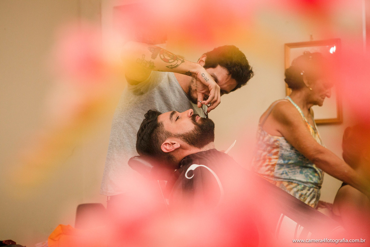 noivo fazendo a barba durante o making of do casa