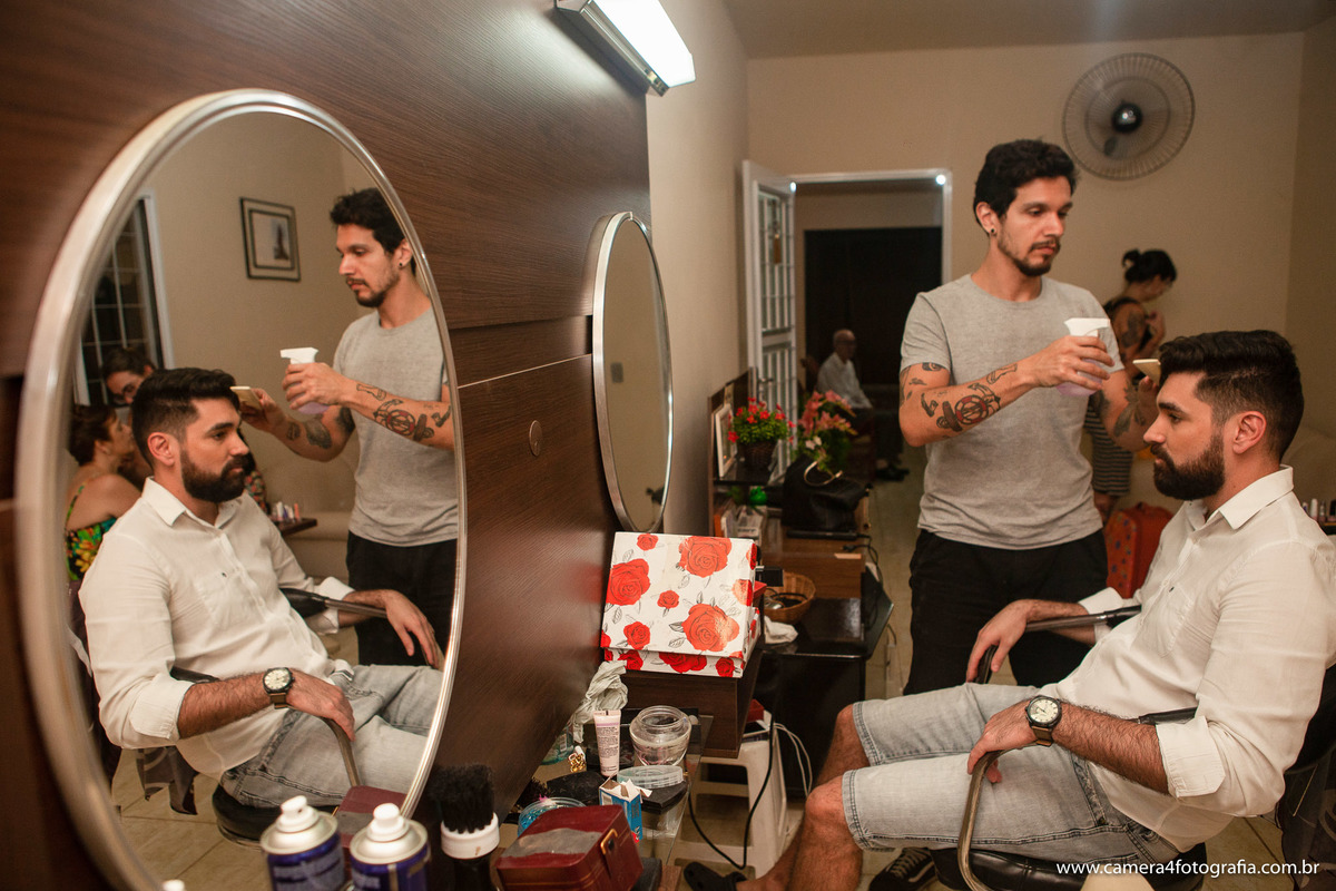 noivo cortando o cabelo no making of do casamento