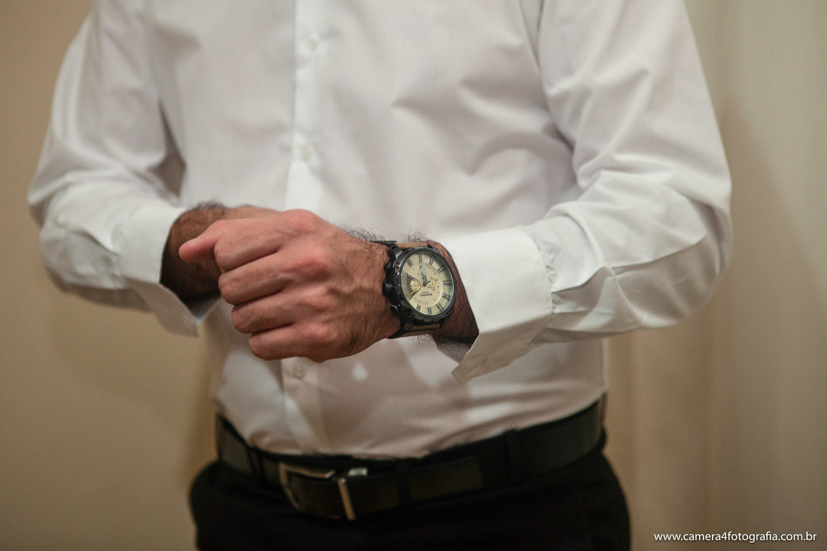 noivo durante o making of do casamento