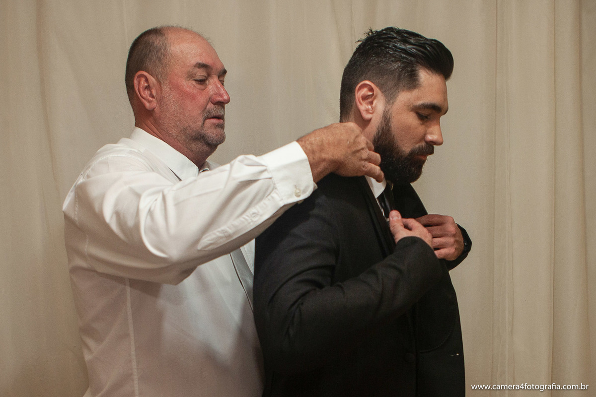 noivo com o pai durante o making of do casamento