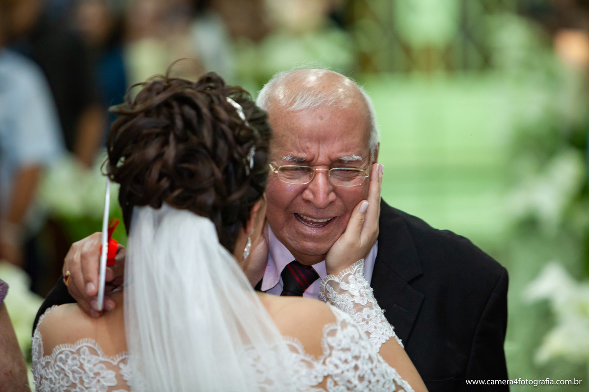 noiva beijando o avô no casamento