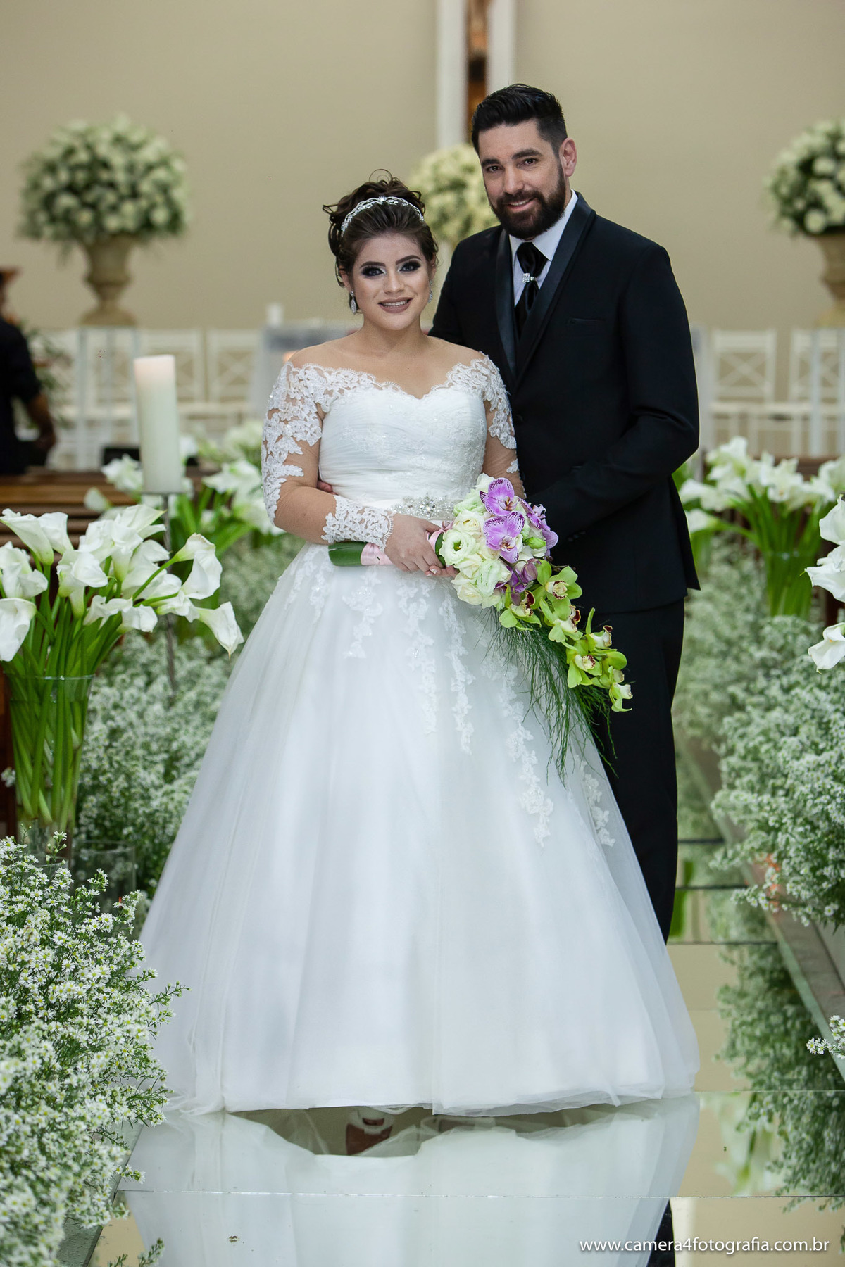 noivo com a noiva na igreja durante o casamento