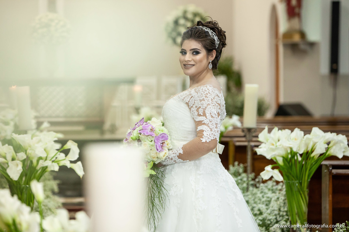 noiva na igreja após o casamento