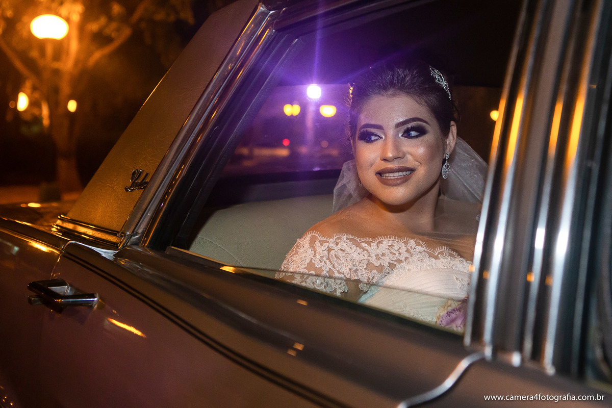 noiva no carro da noiva chegando no casamento