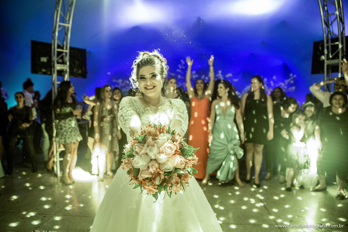 noiva jogando o bouquê na festa de casamento