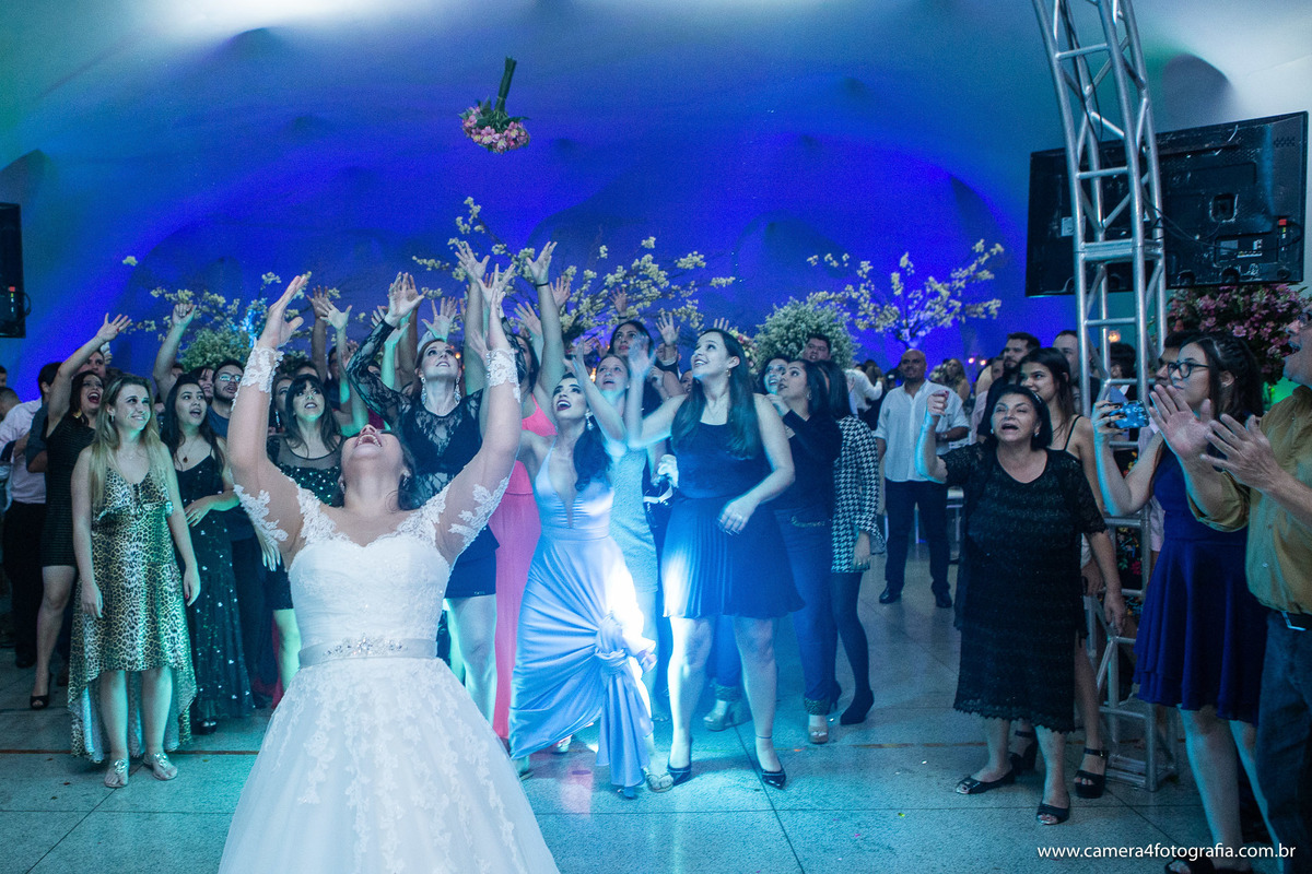 noiva jogando o bouquê na festa de casamento