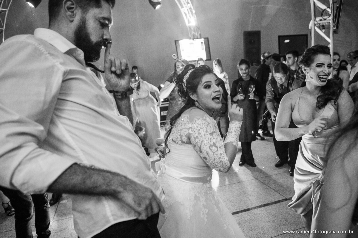 noivos dançando durante o casamento