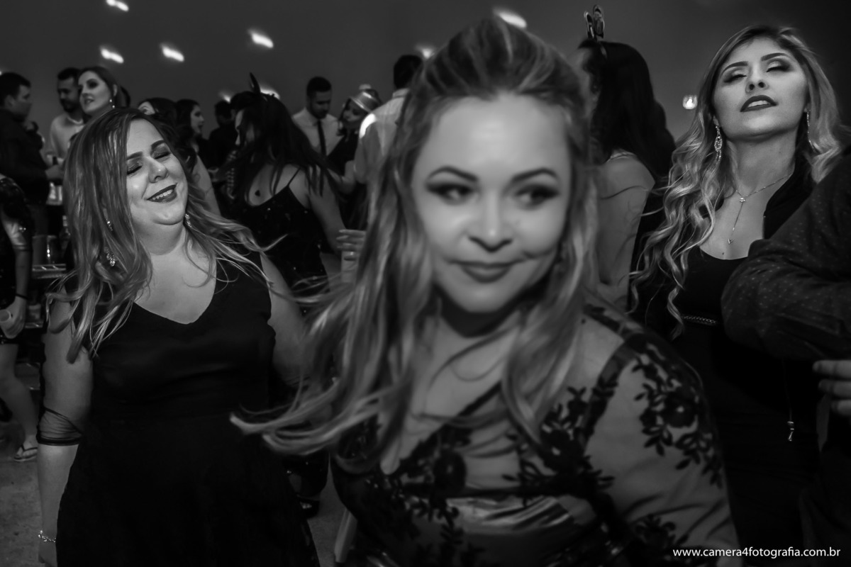 convidados dançando na festa do casamento
