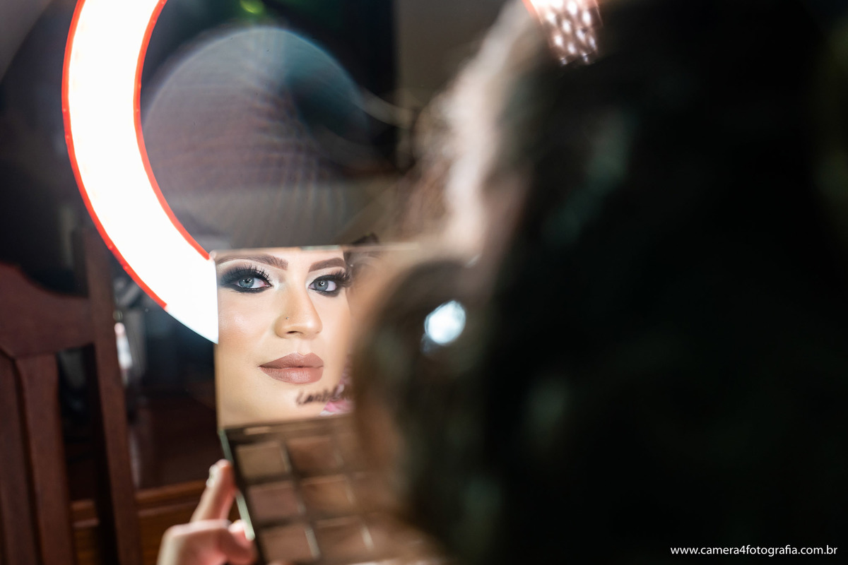 maquiagem da noiva durante o  making of do casamento