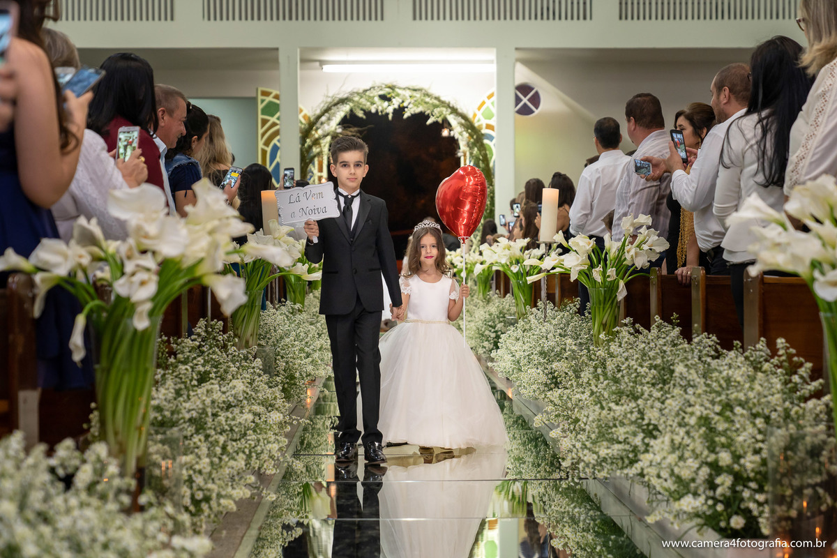 entrada dos pagens na igreja durante o casamento