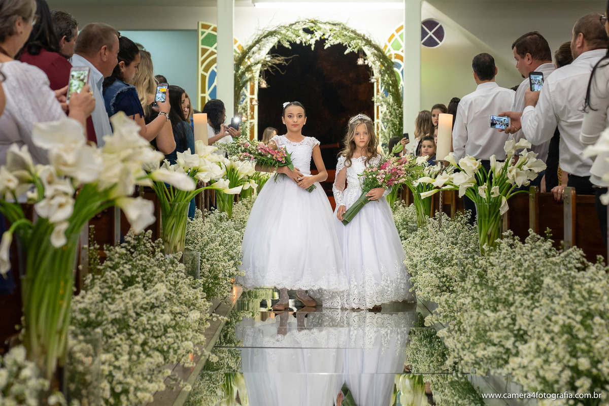 entrada dos pagens na igreja durante o casamento