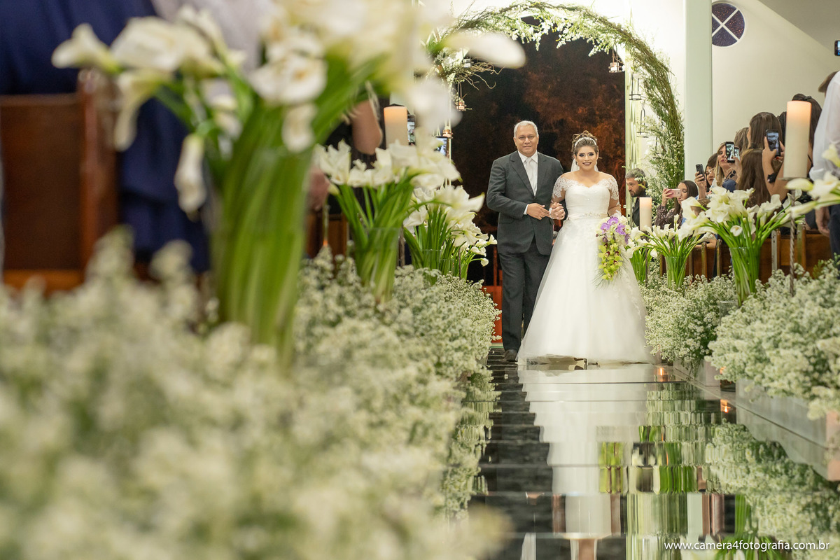 noiva entrando com o pai na igreja para o casamento