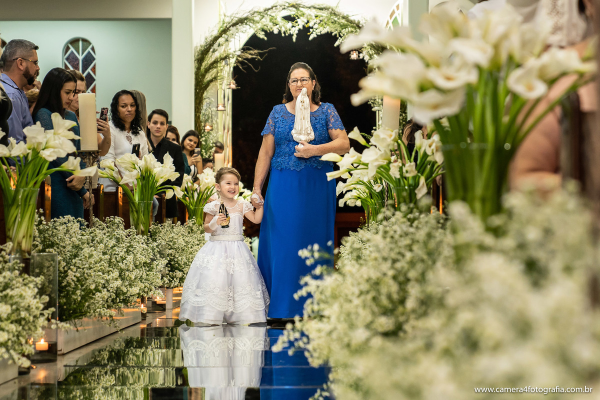 entrada na nossa senhora com a tia durante a cerimônia de casamento