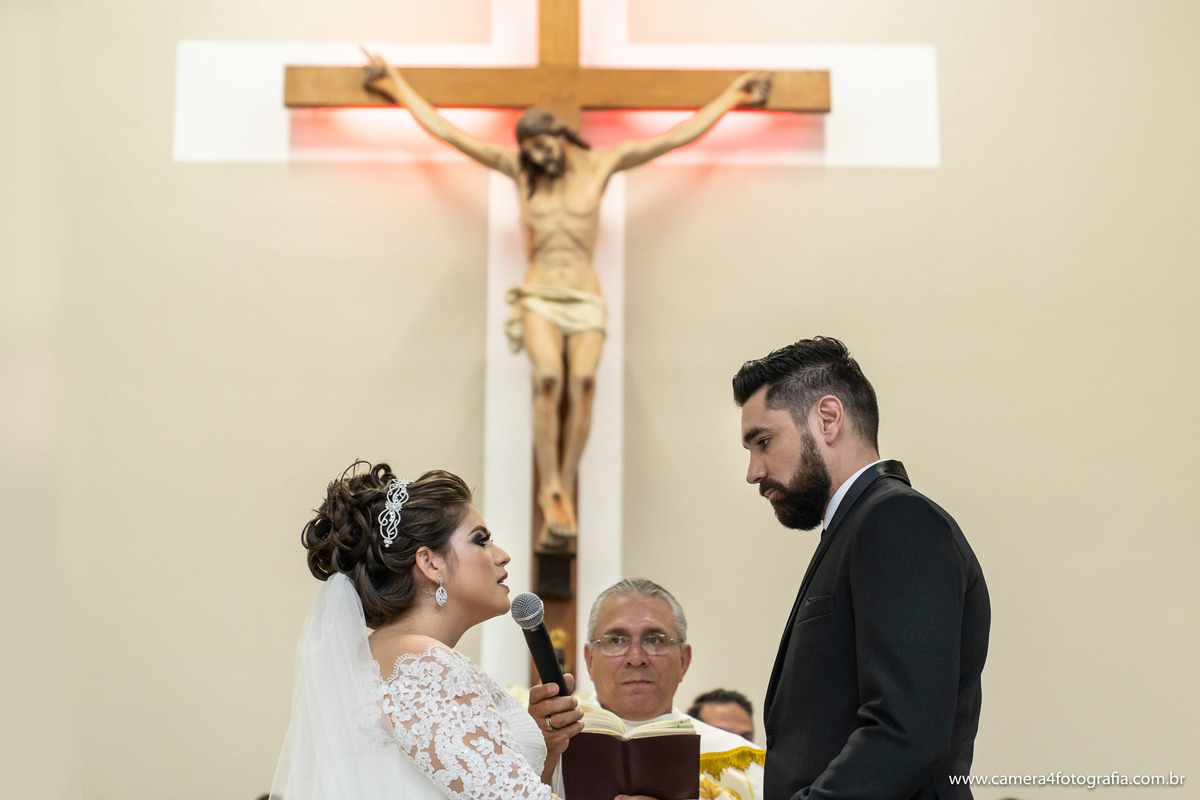noivos recebendo as bençãos durante a cerimônia de casamento