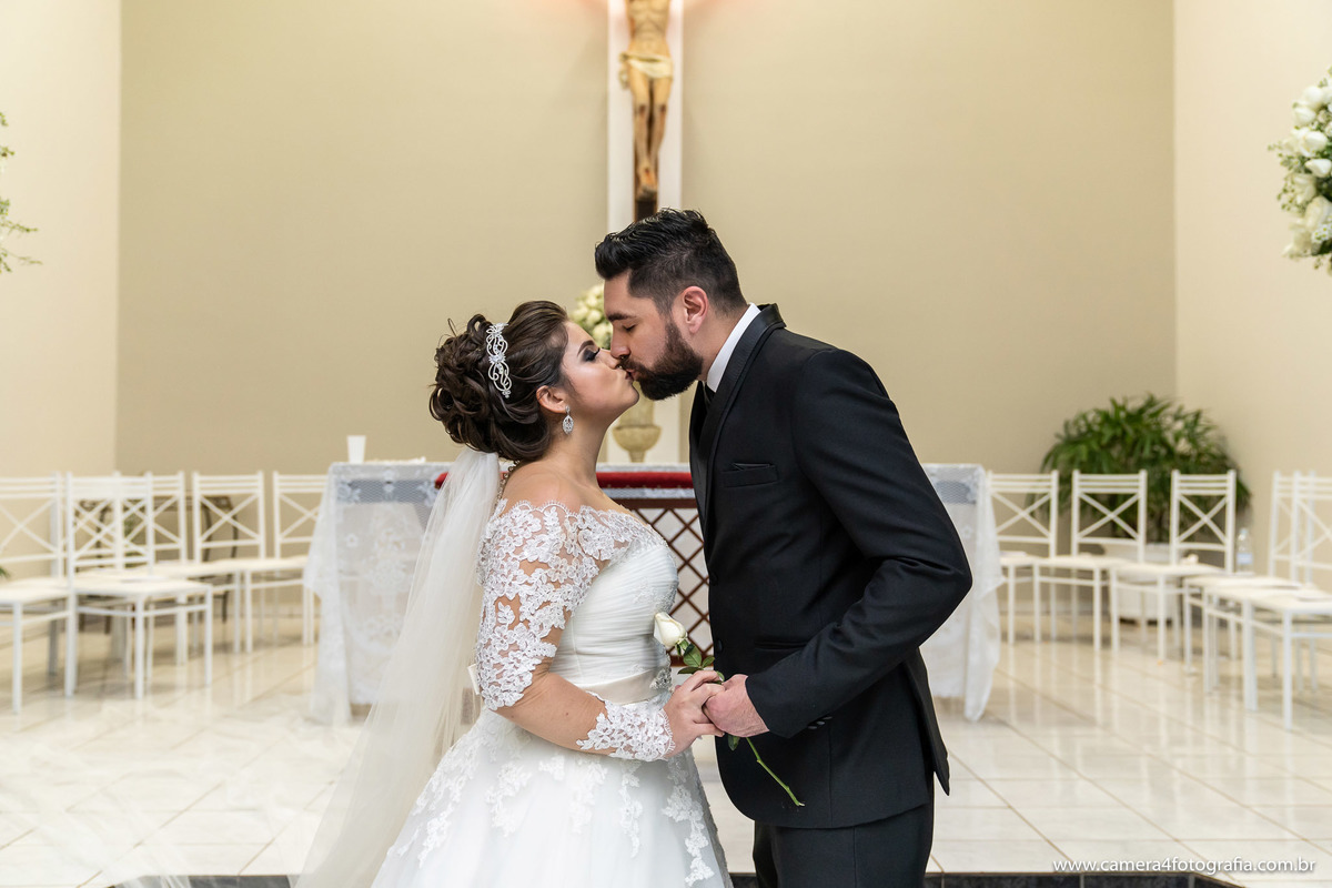 noivo beijando a noiva na cerimônia do casamento