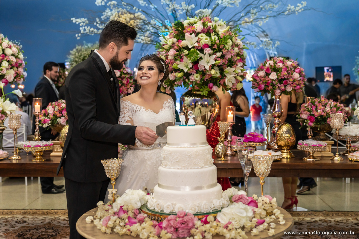 noivos cortando o bolo de casamento