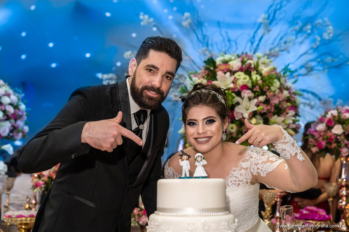 noivos cortando o bolo de casamento